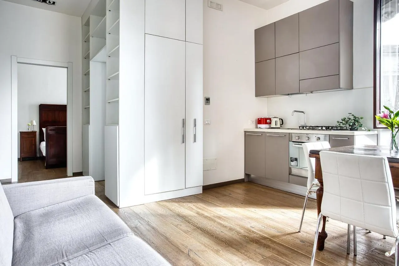 Joivy Classic Flat With Balcony Apartment Milan