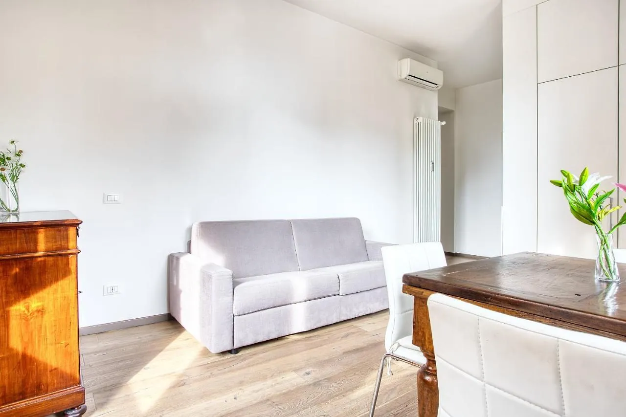 Joivy Classic Flat With Balcony Apartment Milan