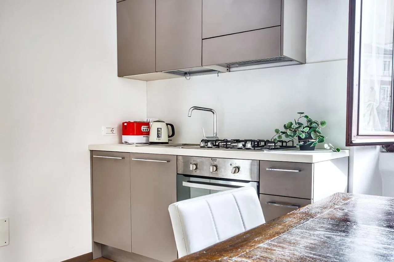 Joivy Classic Flat With Balcony Apartment Milan